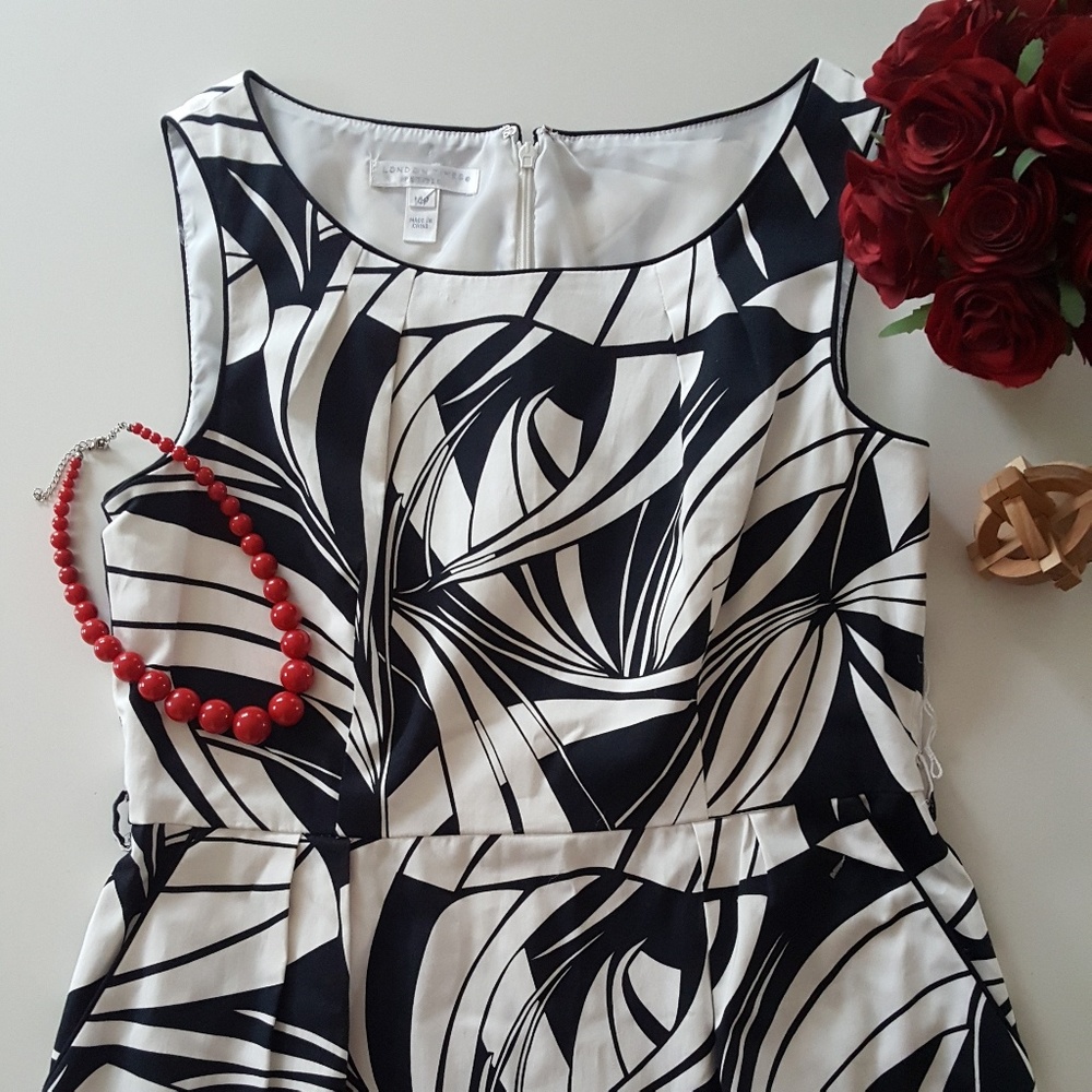 HP ❤️Petite black and white dress w pockets